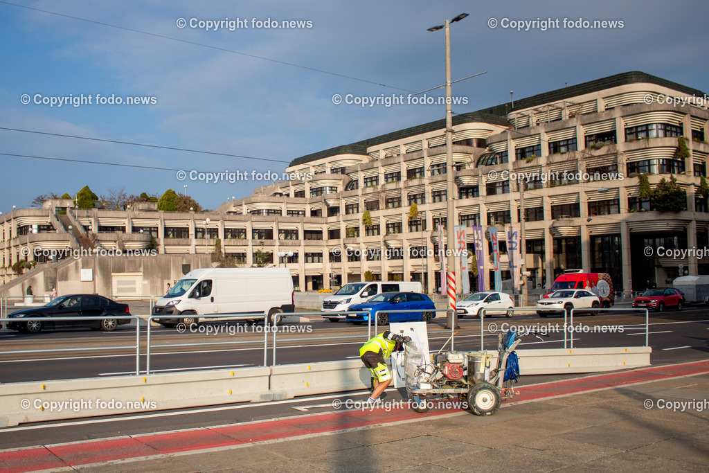 Linz_ Verkehr_ 02.04.2025-9 | 02.04.2025, LINZ, AUT, im Bild Themenbild, Verkehr, Stau, KFZ, Bruecke, Nibelungenbruecke, Auto Radweg, Markierung, Radwegmarkierung, Farbe, Piktogramm, Symbol 