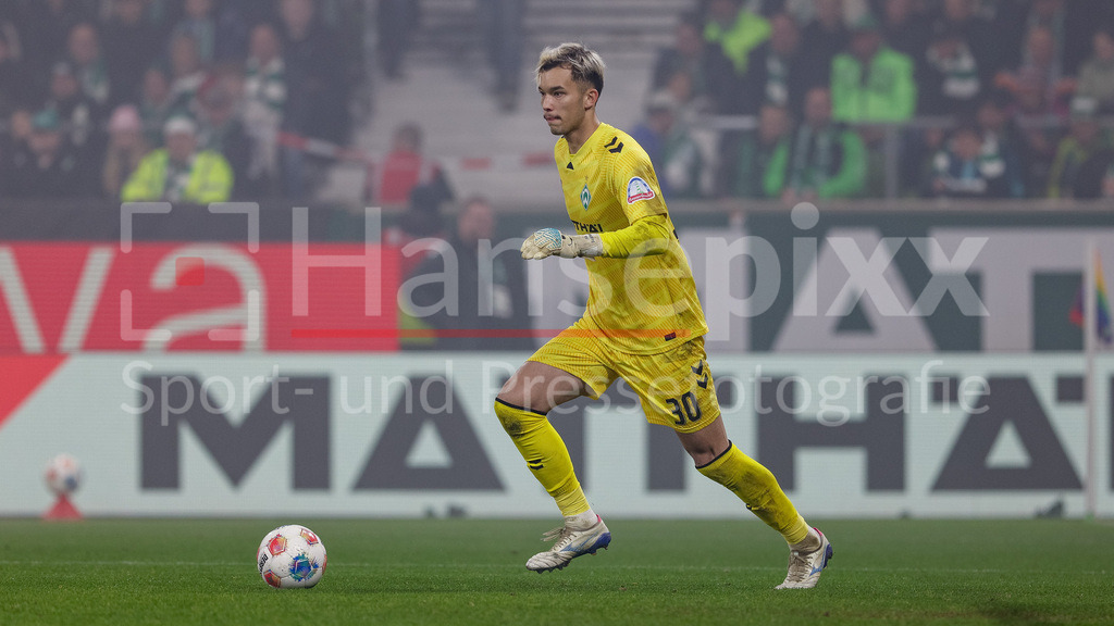 Fussball, Bundesliga, SV Werder Bremen - VfL Wolfsburg | Mio Backhaus (Torhüter, Torwart, SV Werder Bremen, 30) am Ball, Freisteller, Einzelbild, Ganzkörper, Aktion, Action, Spielszene, DIE DFL-RICHTLINIEN UNTERSAGEN JEGLICHE NUTZUNG VON FOTOS ALS SEQUENZBILDER UND/ODER VIDEOÄHNLICHE FOTOSTRECKEN. DFL REGULATIONS PROHIBIT ANY USE OF PHOTOGRAPHS AS IMAGE SEQUENCES AND/OR QUASI-VIDEO.