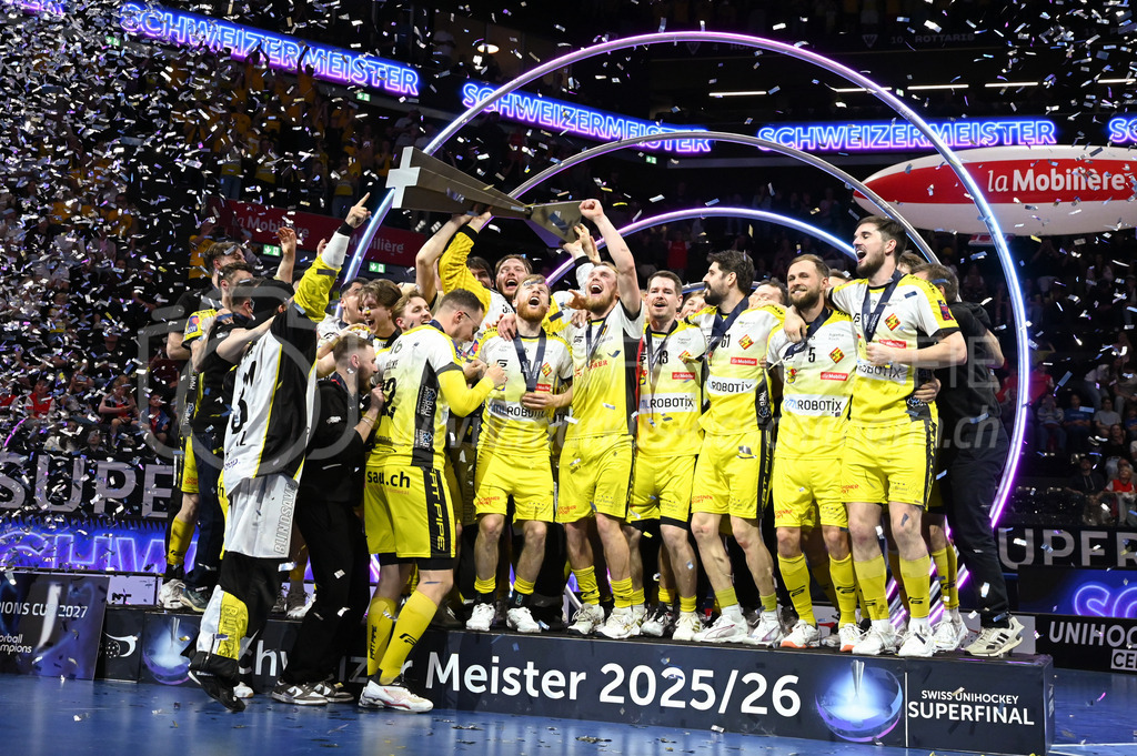 Zug United - HC Rychenberg - 25. April 2026 | Die HCR-Spieler mit Pokal am L-UPL Superfinal-Spiel zwischen Zug United und HC Rychenberg am 25. April 2026 in der BCF Arena, Fribourg, Schweiz.Bild: Sportfotografie Markus Aeschimann | www.markus-aeschimann.ch - Realisiert mit Pictrs.com