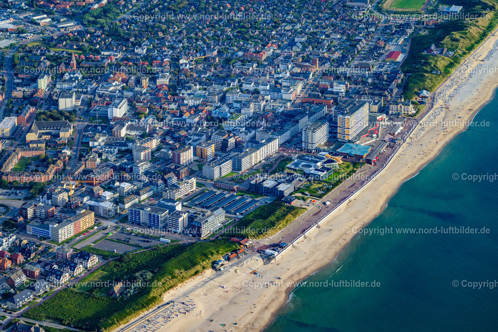 Sylt_Westerland_Strand_Promenade_Sonnenuntergang_ELS_7277130825 | SYLT 13.08.2025 Hochhaus- Gebäude der Hotelanlage und des Congress Centrum am Sandstrand an der Friedrichstraße in Sylt Nordsee - Insel im Bundesland Schleswig-Holstein, Deutschland. Weiterführende Informationen bei: Hotel Roth, Hayo Feikes & Co.,  Insel Sylt Tourismus-Service GmbH. // High-rise building of the hotel complex and the Congress Center on the sandy beach at Friedrichstrasse in Sylt, North Sea island in the federal state of Schleswig-Holstein, Germany. Further information at: Hotel Roth, Hayo Feikes & Co.,  Insel Sylt Tourismus-Service GmbH. Foto: Martin Elsen