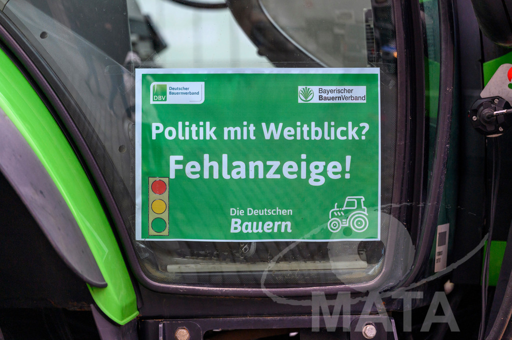 _DWA4127 | Bauerndemo gegen Agrarpolitik der Bundesregierung  auf dem Straße Obstmarkt und Hauptmarkt . Nürnberg, 08.01.2024 - Realisiert mit Pictrs.com