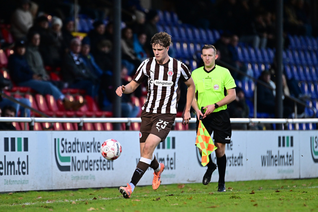 Fußball I Herren I Saison 2025-2026 I Regionalliga Nord I 21. Spieltag I FC St. Pauli II - VfB Lübeck | Calvin Finn Rahr (25, FC St. Pauli II) - Realisiert mit Pictrs.com