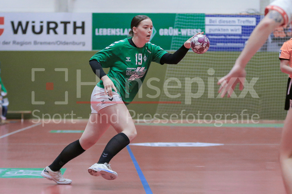 Handball, 2. Bundesliga Frauen, SV Werder Bremen - TG Nürtingen | v.li.: Mathilda Häberle (SV Werder Bremen, 19) am Ball, Spielszene, Aktion, Action