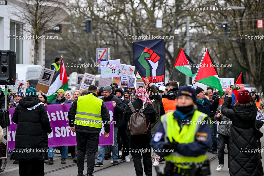 Demonstration Paleastina in Linz_ Pro Gaza_ 14.01.2024-28 | 14.01.2024, Linz, AUT, Demonstration, im Bild Palästina, Palaestina, Gaza, Demoteilnehmer, Teilnehmer, Kundgebung, Plakate, Fahnen, Polizei, Beamte, Polizeifahrzeuge, Einsatzkraefte, Israel, Krieg, Hamas, Geisel, Freiheit, Frieden
