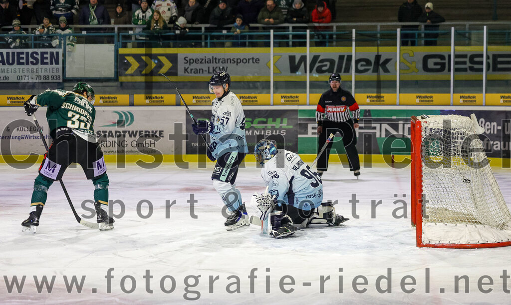 2026-01-06_026_TSV_Erding_gegen_EV_Lindau_Islanders | Erding, Deutschland, 06.01.2026:Eishockey, Oberliga Süd 2025 / 2026, 35. Spieltag, TSV Erding gegen EV Lindau Islanders, Endergebnis: 2:5Marc Schmidpeter (Erding Gladiators, #33), Marvin Feigl (EV Lindau Islanders, #57), Torwart Daniel Filimonov (EV Lindau Islanders, #96)Foto: Christian Riedel / fotografie-riedel.net