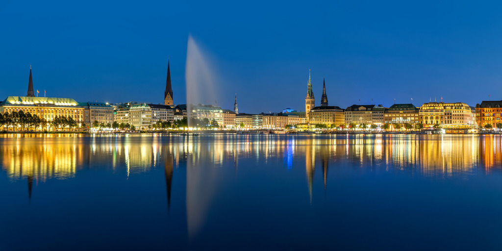 10220903 - Blaue Stunde an der Binnenalster | Panoramablick über die Binnenalster auf die Hamburger Skyline zur blauen Stunde.