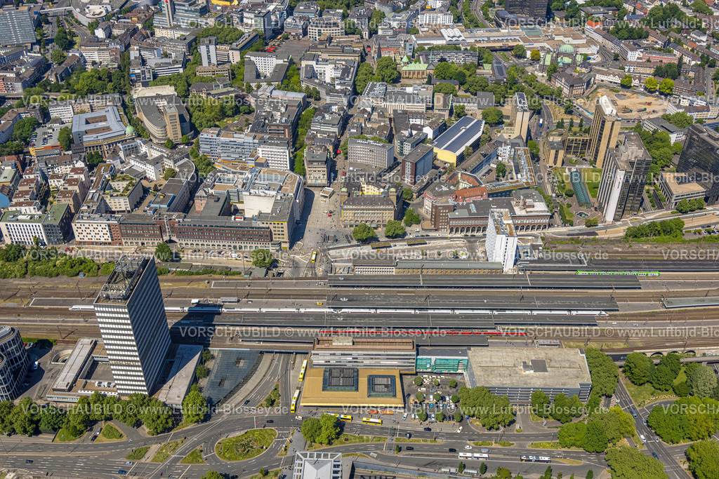 Essen250507520 | Luftbild, Hauptbahnhof und City mit Baustelle ehemaliges Kaufhof-Gebäude am Willy-Brandt-Platz, Rathausstraße, Postbank Hochhaus, Südviertel, Essen, Ruhrgebiet, Nordrhein-Westfalen, Deutschland