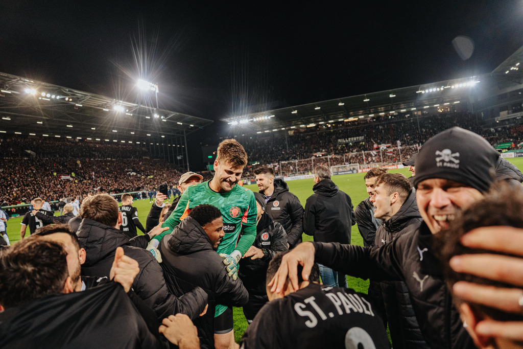 FCS08565 | Der offizielle Shop für FC St. Pauli Fotos. Wähle aus Spielszenen & Fanmomenten dein FCSP Wunschformat. Wir liefern Millerntor-Atmosphäre.