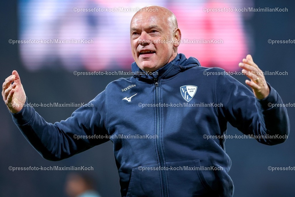 BOC03122501014 | 03.12.2025, Fußball, DFB-Pokal, VfL Bochum - VfB Stuttgart, Achtelfinale, Vonovia Ruhrstadion, Saison 2025 2026: Cheftrainer Uwe Rösler (VfL Bochum #hc) wild gestikulierend - feuert vor dem Spiel die Fans auf der Tribüne an  DFB regulations prohibit any use of photographs as image sequences and or quasi-video.