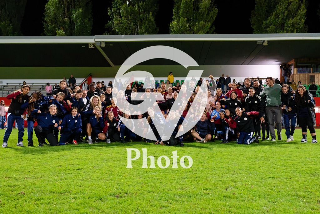 DZ9_5513_c | Switzerland: AXA Womens Super League 2025/26, Servette FC Chenois Feminin vs FC Aarau Frauen - Stade des Trois-Chene, Chene-Bourge: team picture after winning