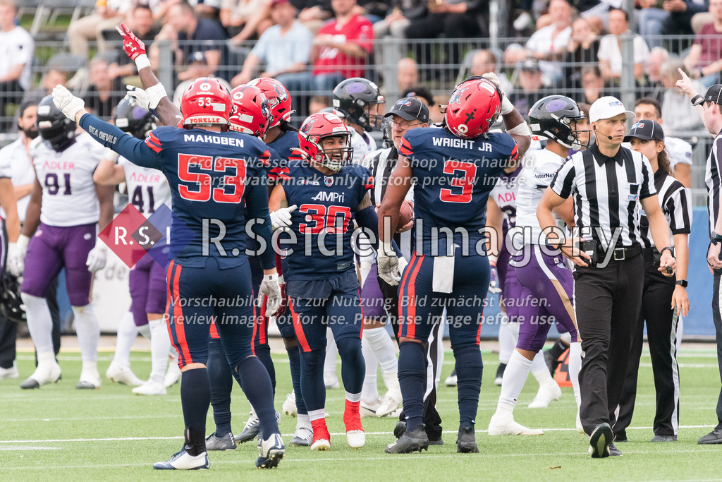 RS-1-003745 | Hamburger mit Curtis Slater (#30, Sea Devils) in der Mitte jubeln über ihren Fumble Recovery.
