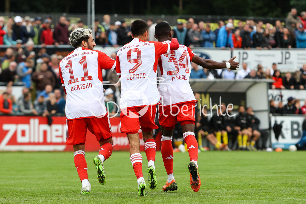 DJK Vilzing - FC Bayern Amateure | Jubel nach dem Treffer zum 0-1 durch Desire SEGBE AZANKPO (FCB 34) / Freude / Tor / Torschuetze