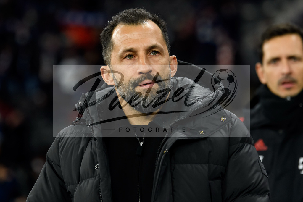 BSCFCB20220123_039 | Fussball, Herren: Sport-Vorstand Hasan Salihamidzic (FC Bayern Muenchen) schaut bei dem Spiel der 1. Bundesliga zwischen Hertha BSC und FC Bayern Muenchen im Olypiastadion am 23.01.2022 in Berlin, Deutschland.DFB / DFL REGULATIONS PROHIBIT ANY USE OF PHOTOGRAPHS AS IMAGE SEQUENCES AND/OR QUASI-VIDEO. - Realisiert mit Pictrs.com