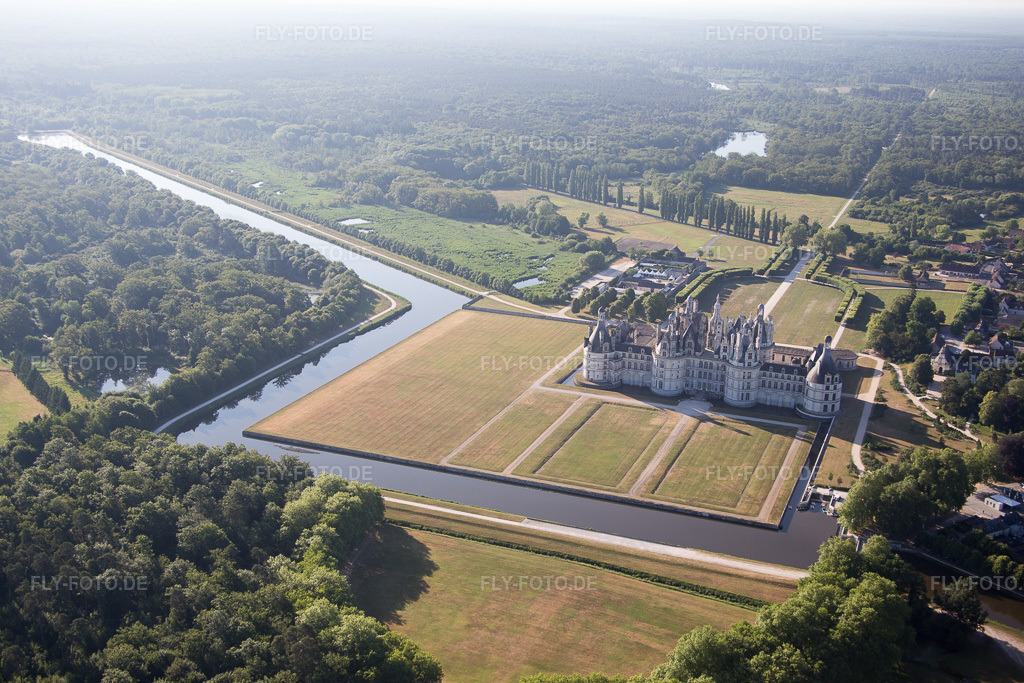 Luftbild: Ortsansicht in Chambord im Bundesland Loir-et-Cher in Frankreich. Foto: IMG_082124.jpg vom 20.06.2015 durch Werner Riehm/FLY-FOTO.de