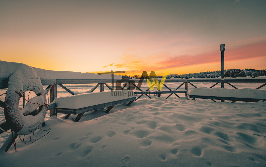 Farbenfroher Tagesanbruch im Winter in Schweden---Stimmung | Eine schöne winterlich verschneite Aussichtsplattform mit viel Schnee. In Lappland in Schweden. - Realisiert mit Pictrs.com