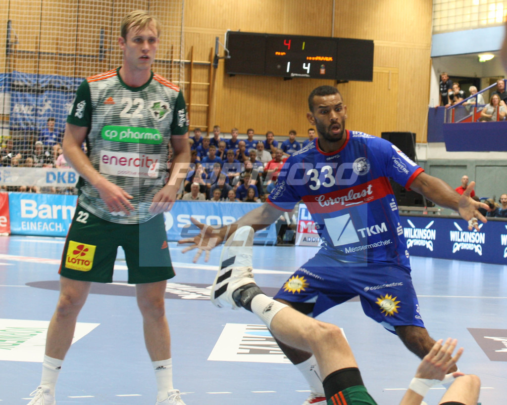 Bergischer HC - TSV Hannover-Burgdorf | Djibril M´Bengue (rechts) und Marian Michalczik -  © Sportfoto-Sale (MK) - Realisiert mit Pictrs.com