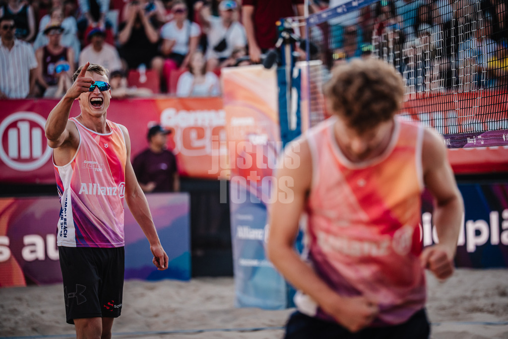 Beachvolleyball | Männer | Allianz German Beach Tour 2025 | Tourstop Berlin | 16.08.2025 | hinten jubelt Cedrik Moede, vorne Luis Henrichs
