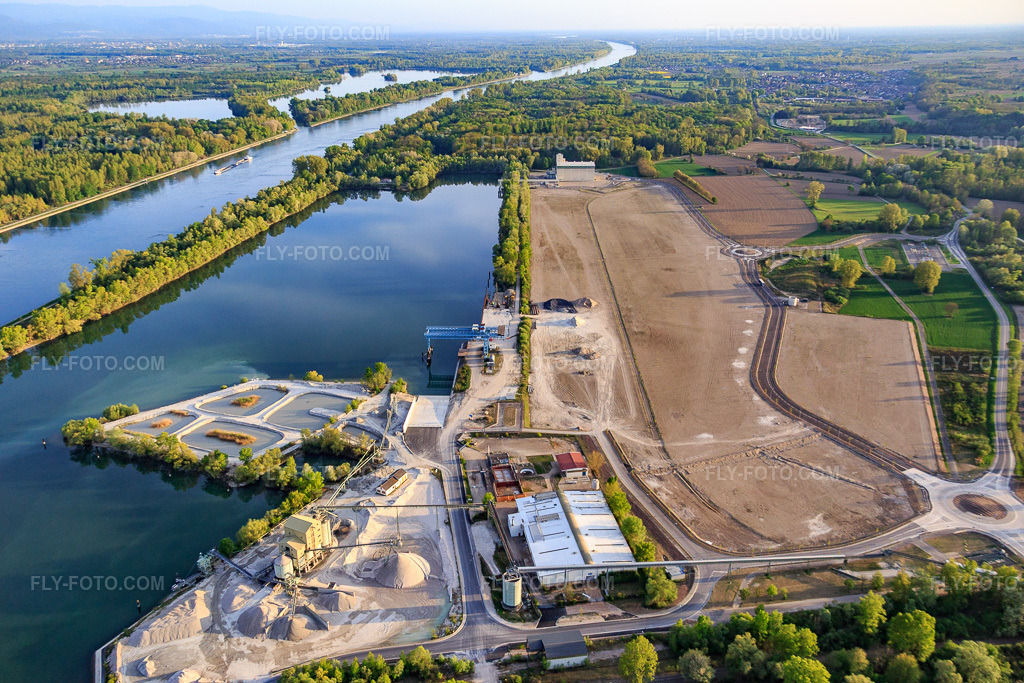 Aerial view: New construction site of the Rhine port Lauterbourg Rhine Terminal from the north in Lauterbourg in the state Bas-Rhin, France. – Photo: IMG_077991.jpg taken on 04/24/2015 by Werner Riehm/FLY-FOTO.com – Resolution of the original: 5472 x 3648 px – Paris Terminal - La solution multimodale de référence