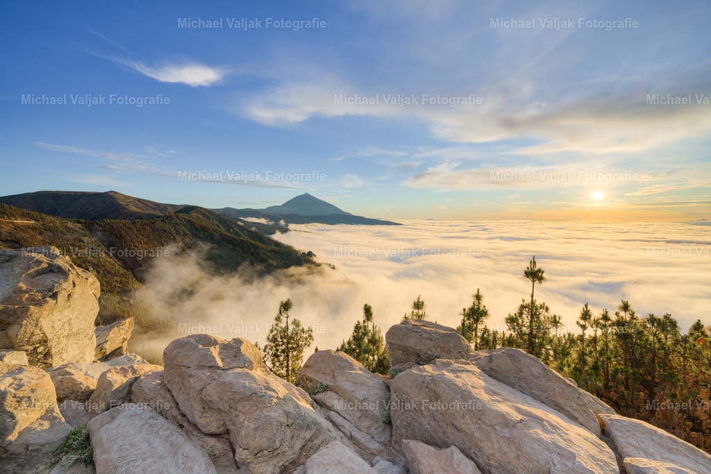 Blick Richtung Teide am Abend | Der Blick auf den Teide auf Teneriffa am Abend ist ein atemberaubendes Naturschauspiel. Wenn die letzten Sonnenstrahlen den Himmel in ein warmes Farbenspiel tauchen, zeichnet sich die Silhouette des Vulkans majestätisch gegen den Horizont ab. Es ist ein Moment der Ruhe und Schönheit, der von vielen Besuchern und Einheimischen gleichermaßen geschätzt wird. Die abendliche Stimmung am Teide ist ein perfektes Beispiel für die natürliche Schönheit der Kanarischen Inseln. - Realisiert mit Pictrs.com