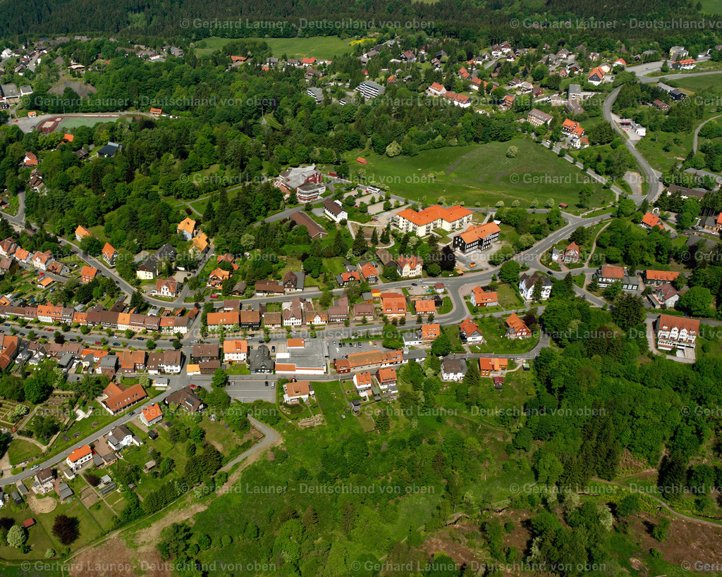 2638479 | SANKT ANDREASBERG 09.06.2006 Von Wald und Forstgebieten umgebener Ortskern der Straßen und Häuser und Wohngebiete in Sankt Andreasberg im Bundesland Niedersachsen, Deutschland // Surrounded by forest and forest areas center of the streets and houses and residential areas in Sankt Andreasberg in the state Lower Saxony, Germany Foto: Gerhard Launer