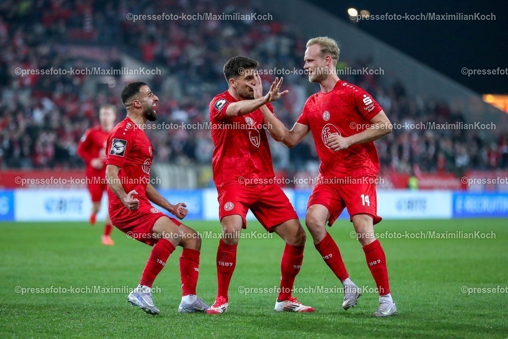 RWE09032501008 | 2025.03.09, Fußball, 3.Liga, Rot-Weiss Essen - SV Waldhof Mannheim, Stadion Hafenstraße, Saison 2024 2025: Torjubel nach dem 1:0 durch Torschütze Ahmet Arslan (RWE #6) zusammen mit Ramien Safi (RWE #11) und Lucas Brumme (RWE #14)DFB regulations prohibit any use of photographs as image sequences and or quasi-video.
