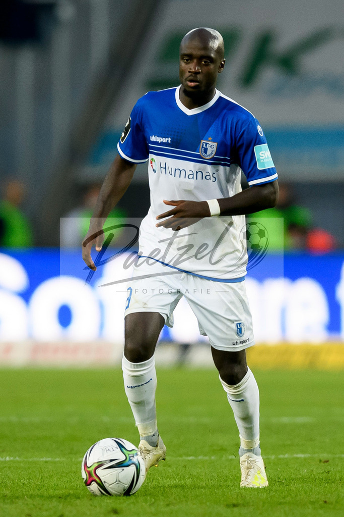 FCMFCK20210904_244 | Fussball, Herren: Amara Conde (1. FC Magdeburg) in Aktion, am Ball, Einzelaktion beim Spiel der 3. Liga zwischen 1. FC Magdeburg und 1. FC Kaiserslautern in der MDCC-Arena am 04.09.2021 in Magdeburg, Deutschland.DFB / DFL REGULATIONS PROHIBIT ANY USE OF PHOTOGRAPHS AS IMAGE SEQUENCES AND/OR QUASI-VIDEO. - Realisiert mit Pictrs.com