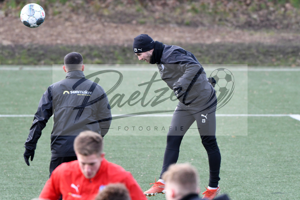20200131_TRAOSN_0071 | Fußball, Herren: David Blacha (VfL Osnabrueck) in Aktion, am Ball, Einzelaktion waehrend der Trainingseinheit des VfL Osnabrueck im Sportpark Illoshoehe am 31.01.2020 in Osnabrueck, Deutschland. - Realisiert mit Pictrs.com