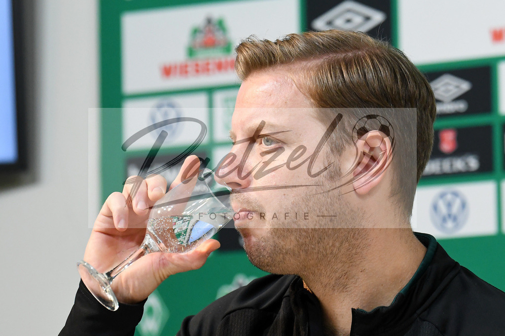 20200303_PKWBRE_0023 | Fussball, Herren: Trainer Florian Kohfeldt (SV Werder Bremen) schaut waehrend der Pressekonferenz des SV Werder Bremen im Presseraum des wohninvest Weserstadion am 03.03.2020 in Bremen, Deutschland. - Realisiert mit Pictrs.com