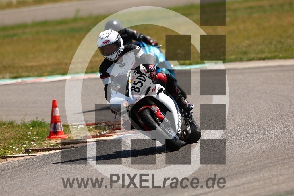 0850-20250531_01966 | Schöne Erinnerungen an spannende Momente - das festzuhalten ist unser Job. PIXELrace.de ist seit 2003 auf den Rennstrecken Europas unterwegs um die Action draußen beim Fahren und die wunderbare Stimmung imm Fahrerlager für euch einzufangen.