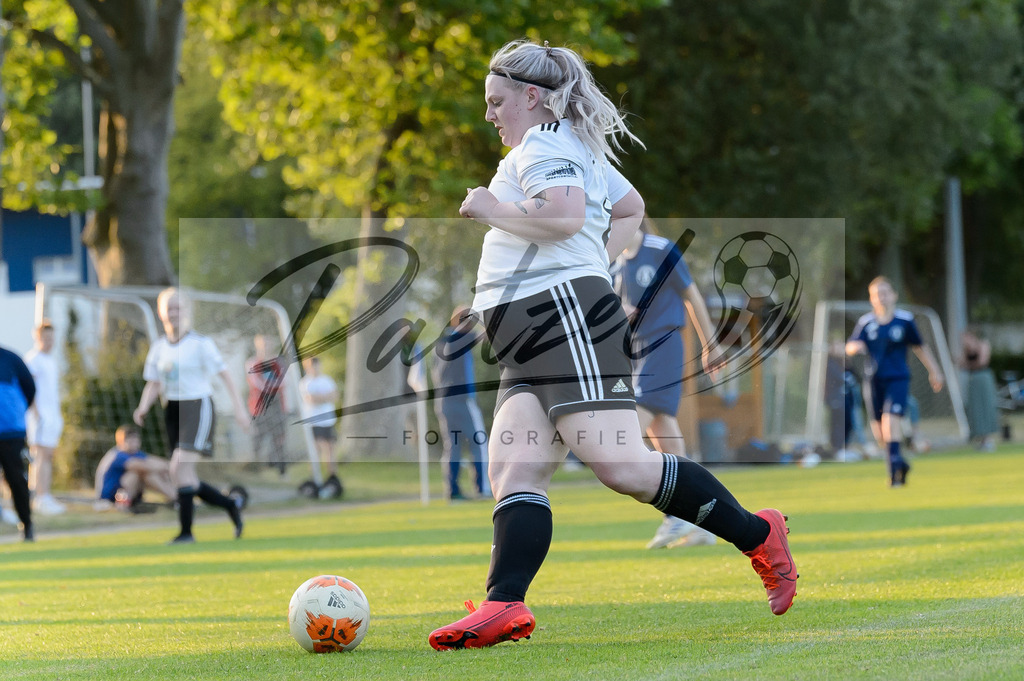 GREBES20210719_029 | Fussball, Frauen:   beim Spiel der 1. Kreisklasse zwischen TSG 07 Burg Gretesch IV und TuS Bad Essen im TSG-Sportpark am 19.07.2021 in Osnabrueck, Deutschland. - Realisiert mit Pictrs.com
