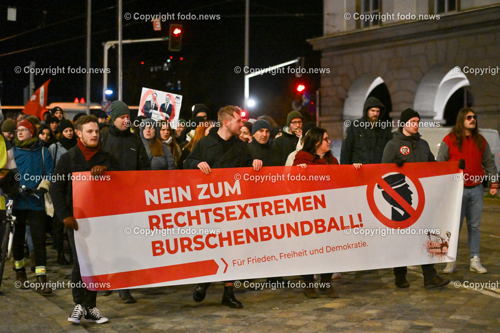 Demonstration Linz gegen rechts_ gegen Burschenbundball_ 04.02.2023-4 | 04.02.2023, Linz, AUT, DemonstrationLinz gegen rechts, gegen Burschenbundball im Bild Kundgebungsteilnehmer, Demonstranten, Transparente, Plakate