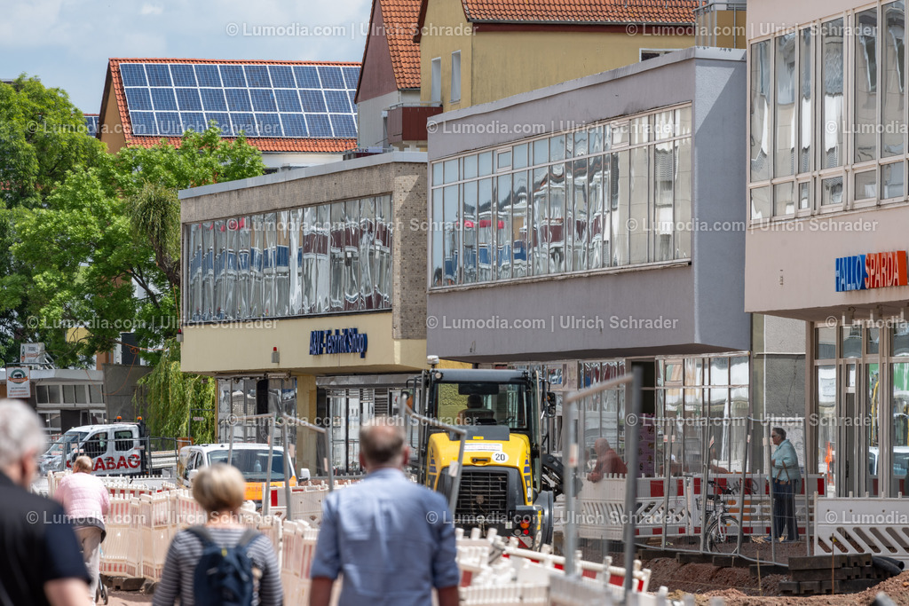10049-13576 - Breiter Weg in Halberstadt | Stockfoto und Bilderpool mit Bildmaterial aus Deutschland, dem Harz, Halberstadt, Quedlinburg, Wernigerode und weltweit. Qualitativ hochwertige und professionelle Fotos anschauen und kaufen. - Realisiert mit Pictrs.com
