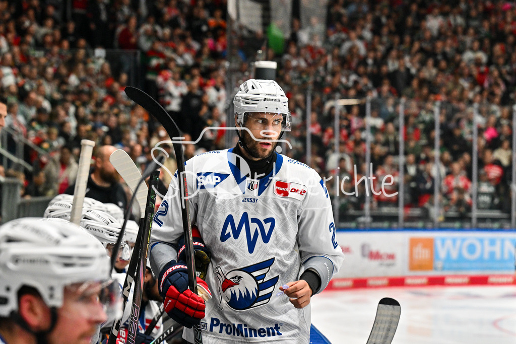 Augsburger Panther - Adler Mannheim | Im Bild Matthias PLACHTA (Adler Mannheim 22) / Einzelfoto / Freisteller / DEL: Augsburger Panther - Adler Mannheim; Curt Frenzel Stadion am 14.09.2025
