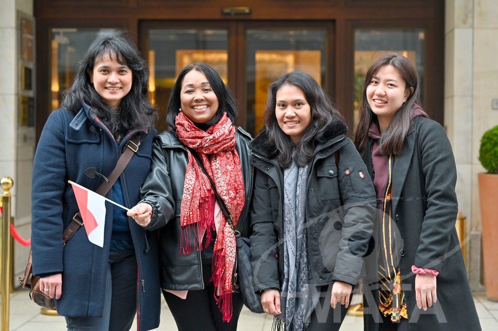 _DWA5349 | Welcoming Jokowi Widodo's arrival by the Indonesian people at Kastens Luisenhof Hotel in the context of the opening of Hannover Messe with Indonesia as Country Partner. Hannover, 15.04.2023 - Realisiert mit Pictrs.com