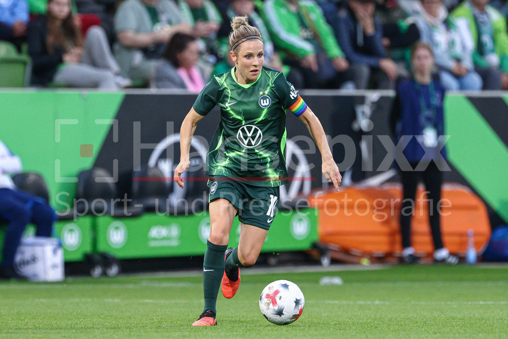 Fussball, UEFA Womens Champions League, VfL Wolfsburg - Inter Mailand | Svenja Huth (VfL Wolfsburg, 10) am Ball, Freisteller, Einzelbild, Ganzkörper, Aktion, Action, Spielszene