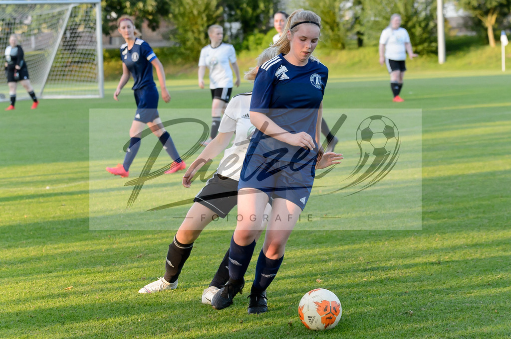 GREBES20210719_020 | Fussball, Frauen:   beim Spiel der 1. Kreisklasse zwischen TSG 07 Burg Gretesch IV und TuS Bad Essen im TSG-Sportpark am 19.07.2021 in Osnabrueck, Deutschland. - Realisiert mit Pictrs.com