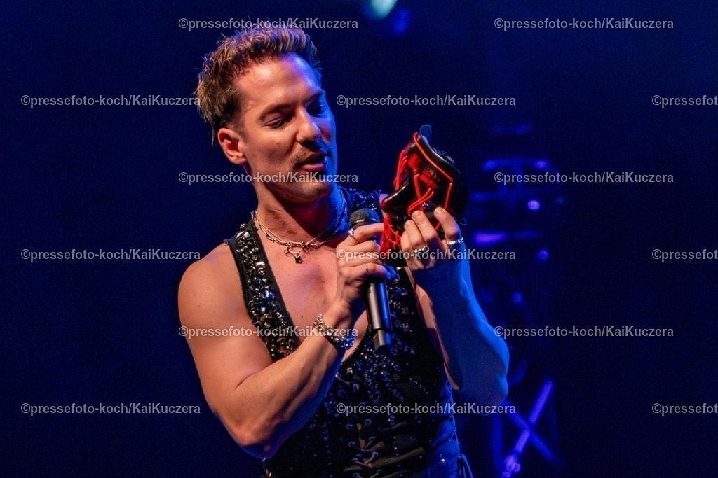 xKKU1502250101004 | 15.02.2025, xkkux, Düsseldorf, Entertainer Nico Stank - performt bei seinem Bühnenprogramm Akte Ex in der Mitsubishi Electric HALLE. 