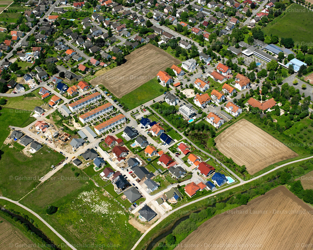 2626294 | GOLDSCHEUER 09.06.2006 Landwirtschaftliche Nutzflächen und Feldgrenzen  umsäumen das Siedlungsgebiet des Dorfes in Goldscheuer im Bundesland Baden-Württemberg, Deutschland // Agricultural land and field boundaries surround the settlement area of the village  in Goldscheuer in the state Baden-Wuerttemberg, Germany Foto: Gerhard Launer