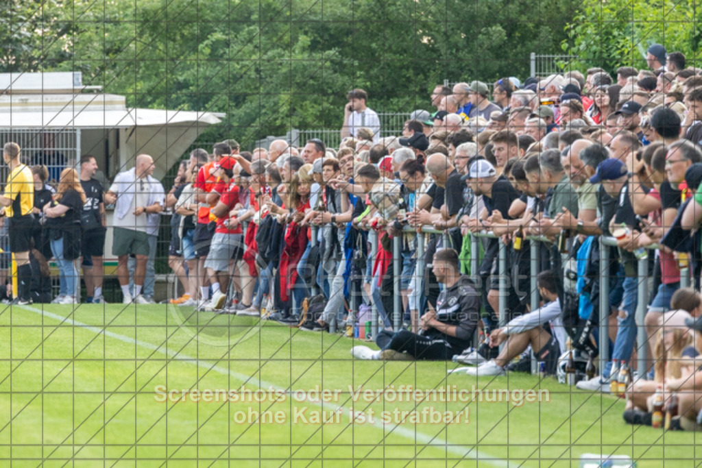 20250616_195937_0650 | #,  TV Eybach (weiß) vs. 1.FC Donzdorf II (rot), Fussball, Entscheidungsspiel 3 in Kreisliga A3 - Bezirk Neckar/Fils, Saison 2024/2025, Rasensportplatz, Staufenecker Str. 41, 73084 Salach, 16.06.2025 - 18:30 Uhr,Foto: PhotoPeet-Sportfotografie/Peter Harich