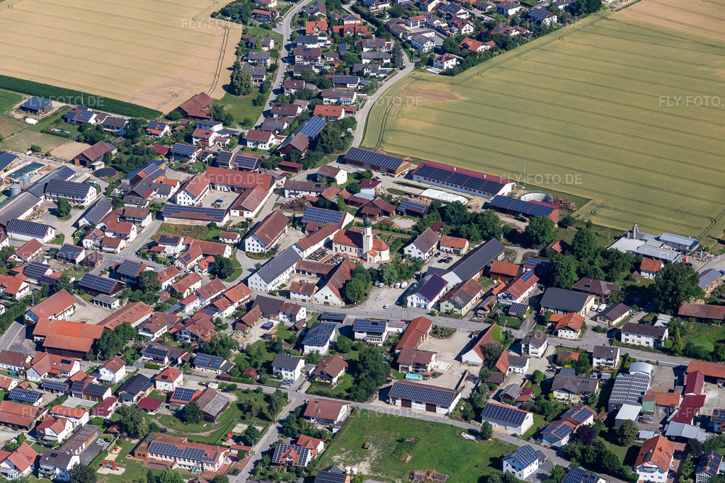 Luftbild: Pfarrkirche St. Martin in Dornwang im Ortsteil Dornwang in Moosthenning im Bundesland Bayern in Deutschland. – Foto: IMG_133161.jpg vom 03.07.2022 durch Werner Riehm/FLY-FOTO.de – Auflösung des Originals: 5472 x 3648 px – Gemeinde Moosthenning