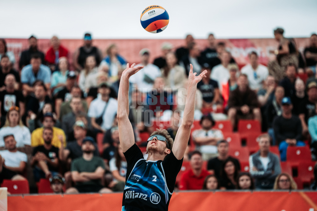 Beachvolleyball | Männer | Allianz German Beach Tour 2024 | Tourstop Kühlungsborn 2 | 17.08.2024 | Milan Sievers spielt den Ball