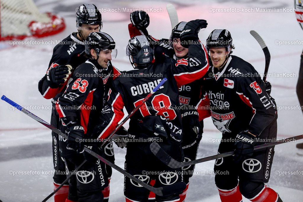KEC22122401045 | 22.12.2024, Eishockey, DEL, Kölner Haie - Straubing Tigers, Spieltag 29, Lanxess-Arena Köln: Torjubel nach dem 2:2 durch Louis-Marc Aubry (Kölner Haie #15)