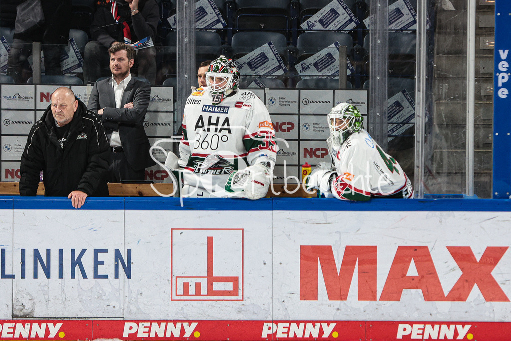 Nuernberg ICE Tigers - Augsburger Panther | Makrus KELLER (aEV #35) und Dennis ENDRAS (AEV #44) beobachten das Spiel von der Bank aus