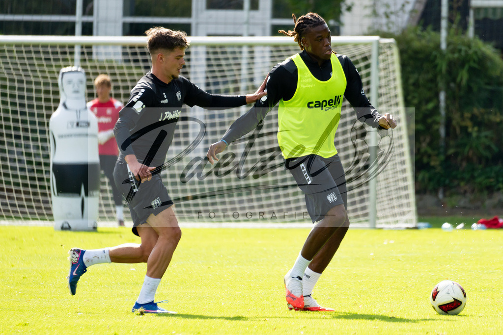 20260909_TRAOSN_0108 | Fußball, Herren: Jonathan Wensing (VfL Osnabrück) und Elias Bakatukanda (VfL Osnabrück) im Zweikampf beim Training des VfL Osnabrück am 09.09.2026 im Sportpark Illoshöhe in Osnabrück, Deutschland.(Foto von Nico Paetzel) - Realisiert mit Pictrs.com