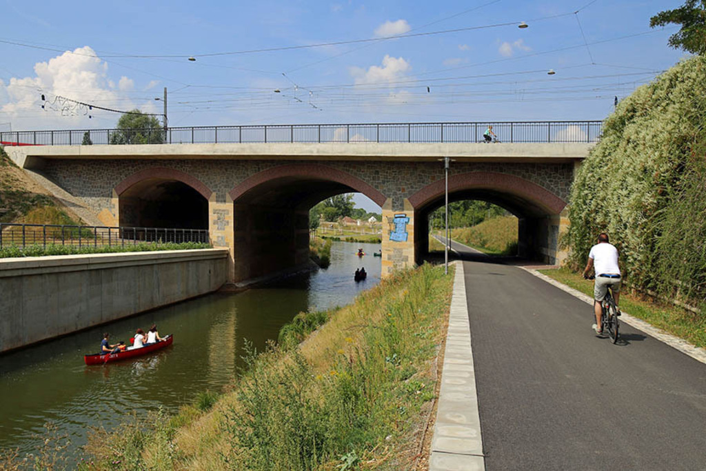 Karl-Heine-Kanal - Blick zur Luisenbrücke | Entdecke über 20 Kategorien Leipzig-Motive: Foto-Downloads, hochwertige Poster, Leinwand- & Fine-Art-Prints. Jetzt Lieblingsfoto im Bildlexikon Leipzig Shop bestellen!