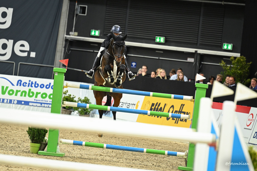 021125-19-067 | Foto Mhisen Pferdefotografie#, Reitturnier Frankfurt#  #Dressur und Springen
#Profi Pferdefotograf Reitturnier Fotograf 
#Sport Horses Photographer 
#equestrain photographer - Realisiert mit Pictrs.com