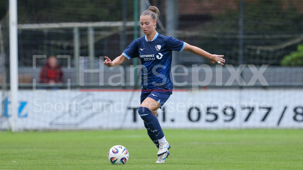 Fussball, Testspiel Frauen, SV Meppen - VfL Bochum | Franziska Wenzel (VfL Bochum, 31) am Ball, Freisteller, Einzelbild, Ganzkörper, Aktion, Action, Spielszene