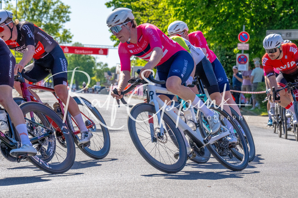 Spurt in den Mai 2026 - Großer Preis der Sparkasse Neuss | Annual one-day road cycling race "Großer Preis der Sparkasse Neuss" held in Büttgen, Germany, organized by VfR Büttgen 1912 e.V. The event features multiple races across all age categories from U11 youth to Elite men. - Realisiert mit Pictrs.com