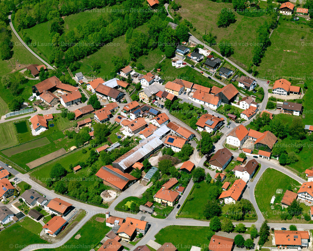 2724174 | WOLLABERG 19.05.2007 Landwirtschaftliche Nutzflächen und Feldgrenzen  umsäumen das Siedlungsgebiet des Dorfes in Wollaberg im Bundesland Bayern, Deutschland // Agricultural land and field boundaries surround the settlement area of the village  in Wollaberg in the state Bavaria, Germany Foto: Gerhard Launer