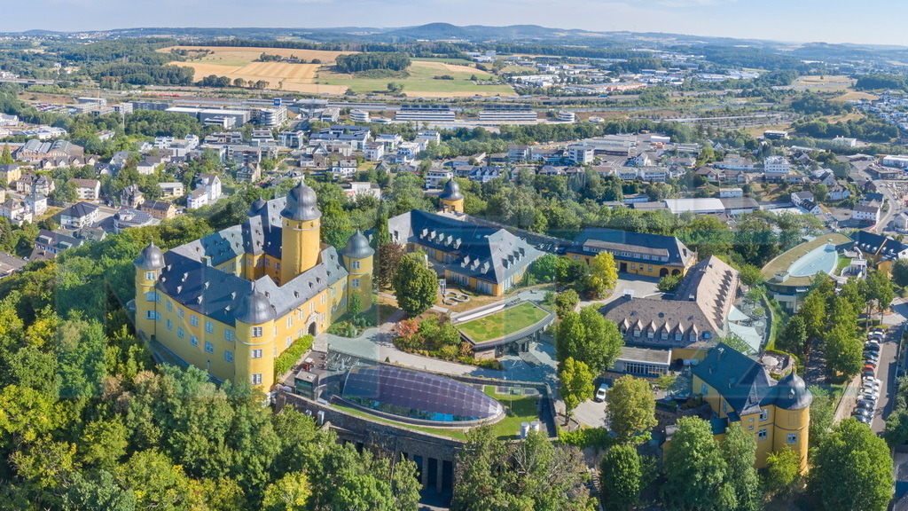 2022-07-25 09-13-57_Schloss Montabaur Hintergrund ICE Bahnhof_2 | Nitz Fotografie aus Montabaur bietet Ihnen hier die Möglichkeit Bilder auszusuchen und zu bestellen. 